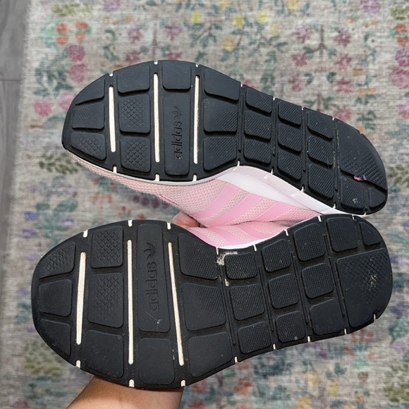 Pink Adidas Swift Run - Picture 4 of 5